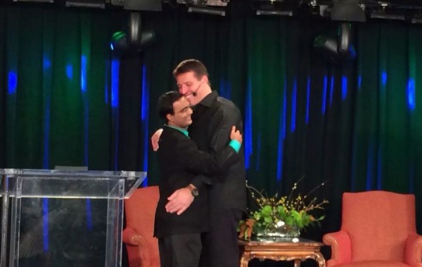 Anthony Robbins hugging Praveen Narra